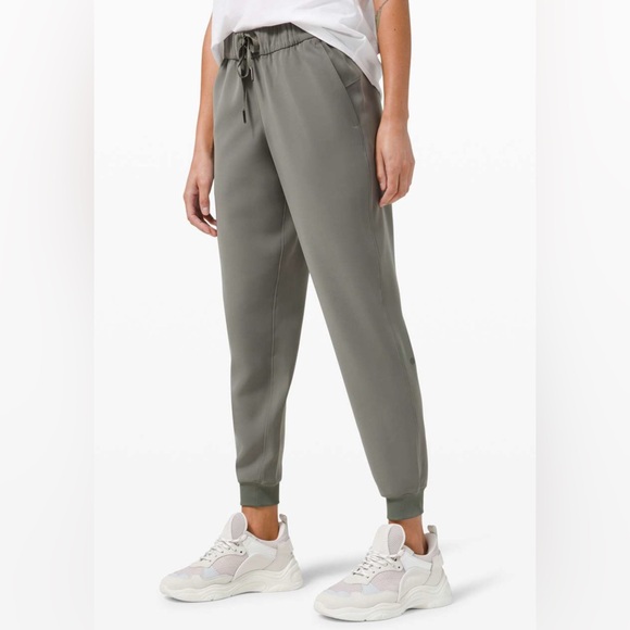 lululemon athletica Pants - Lululemon On the Fly Jogger 28" *Woven in Grey Sage, Size 8